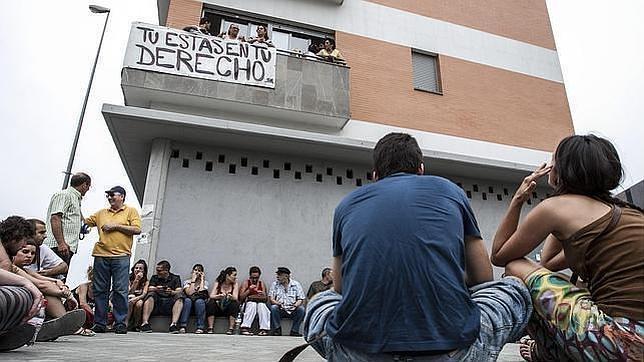 Ayuntamiento y Junta buscan el desalojo voluntario de la «Corrala Utopía» con una comisión