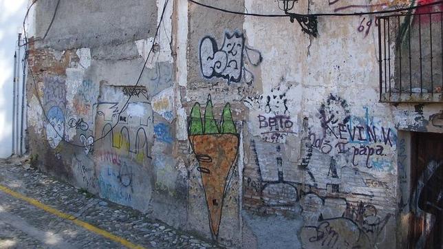 El Albaicín presenta numerosos edificios llenos de grafittis