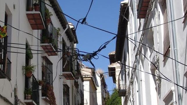 Calles como ésta se afean con numerosos cables