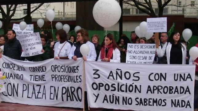 Los opositores de los hospitales de Loja y Alcalá se asesoran legalmente para reclamar sus plazas
