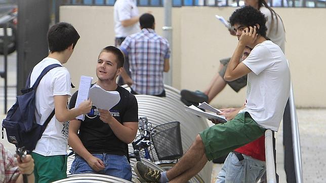 La Universidad de Sevilla convoca 2.122 becas para afectados por los recortes