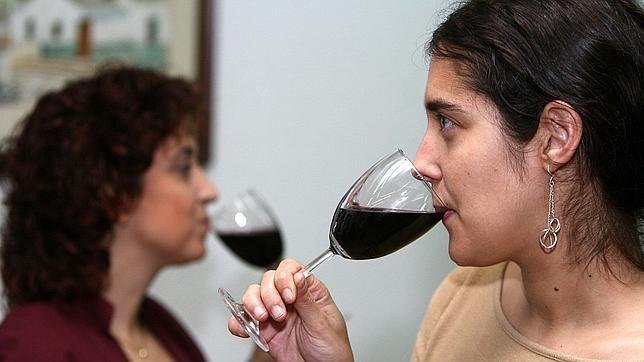 ¿En qué regiones españolas se compra y se bebe cada año mayor cantidad de vino?