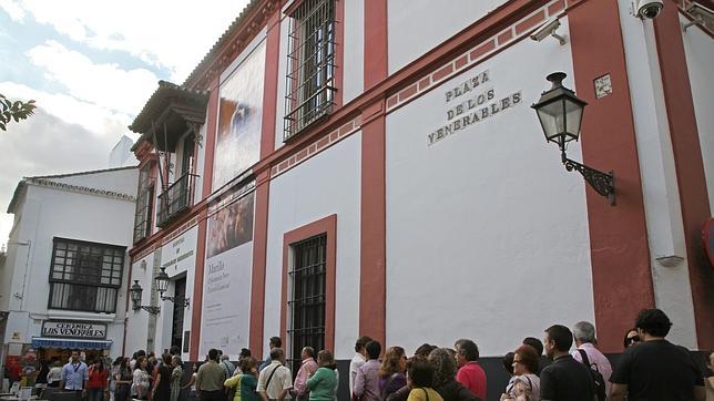 Colas en la Plaza de Los Venerables