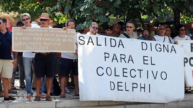 Extrabajadores de Delphi hacen escrache al PSOE e IU