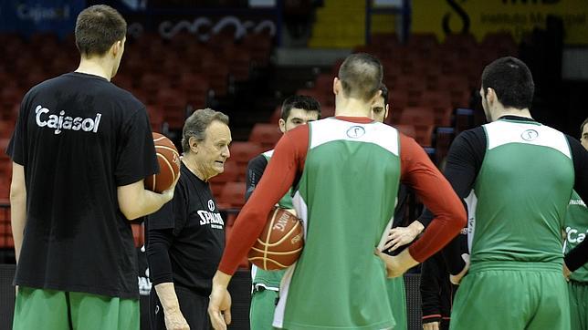 Cajasol recibe al Estudiantes en su lucha por meterse en la fase final por el título