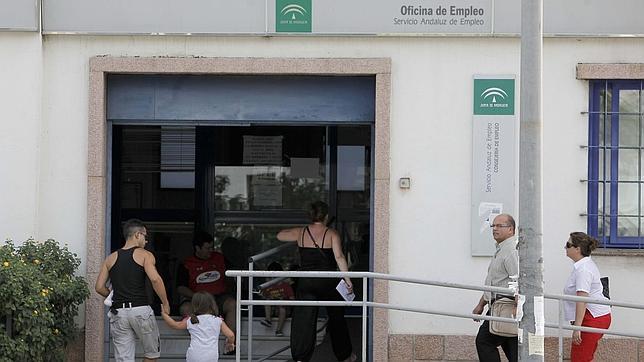 El negocio del desempleo o cómo los fondos del paro generan una industria paralela en Andalucía