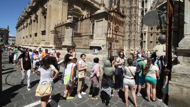 El «puente de preferia» agota plazas del AVE y sube el número de vuelos