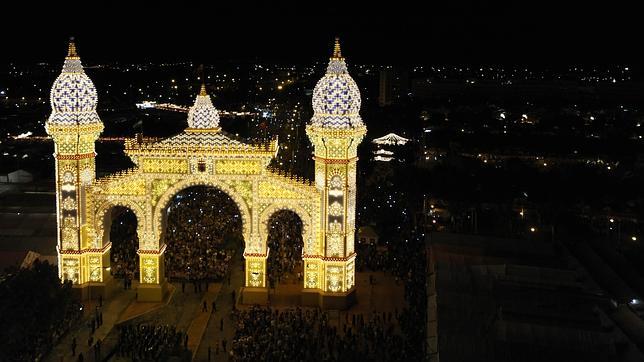 La noche de Sevilla se ilumina con el encendido de la portada y del alumbrado de la Feria de Abril