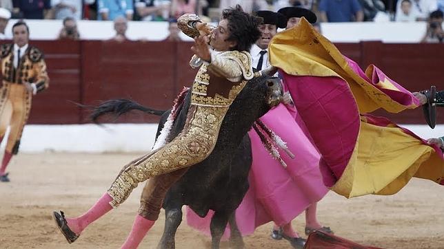 Sebastián Castella, fractura de mandíbula y cornada en la axila en Osuna
