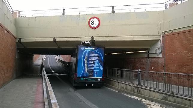 Y de nuevo, un camión colisiona con el techo de un túnel de Dos Hermanas