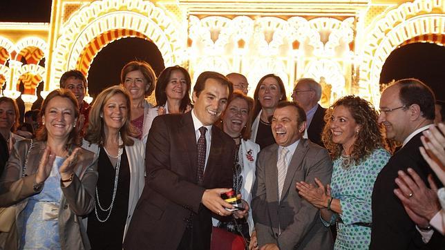 El Arenal se despereza con el alumbrado de la Feria de Córdoba