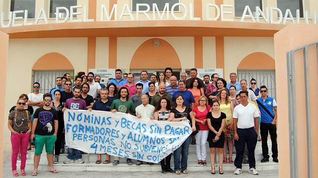Los empresarios apoyan las protestas de la Escuela del Mármol