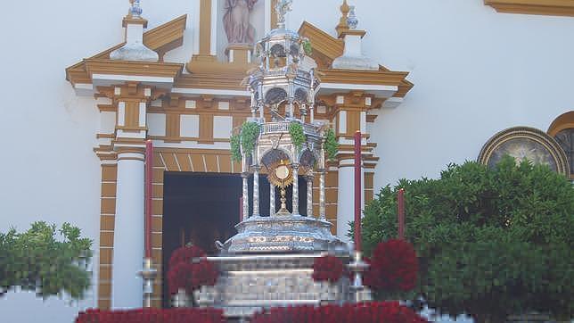 Las parroquias del Amparo y del Ave María rinde culto al Santísimo