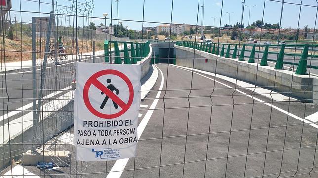 Al paso inferior del Pisa le falta... la luz