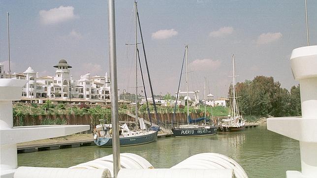 Gelves reclama que la Junta planifique un dragado y actuaciones en su puerto deportivo