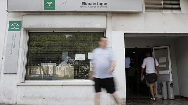 El paro apenas baja en 3.100 personas en el segundo trimestre de 2014 en Andalucía