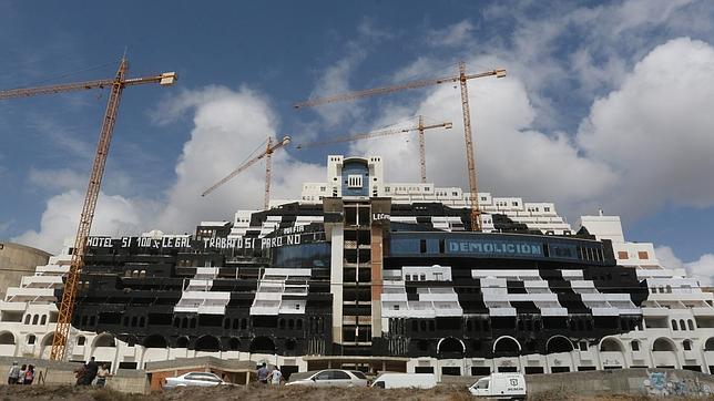 Las siete vidas de El Algarrobico
