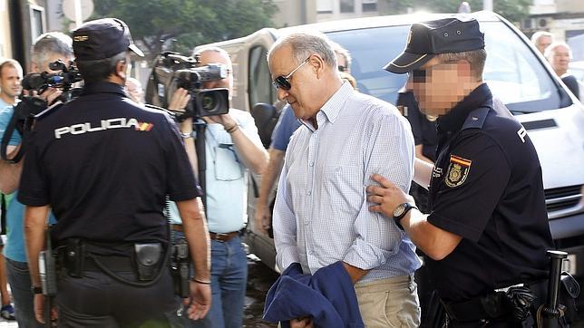 La Policía Nacional registra la casa del exconsejero Ángel Ojeda en Sanlúcar