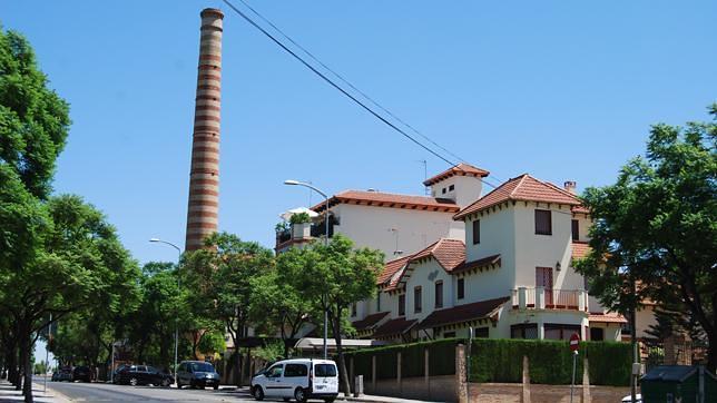 La chimenea de ladrillos que marcó el devenir de la industria en Dos Hermanas