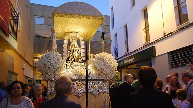 El paso de Santa Ana lucirá en un futuro con la única iluminación de las ceras