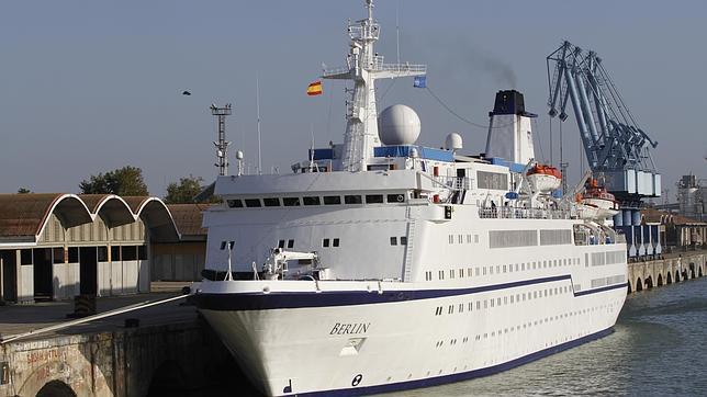 El crucero Berlín llega al muelle de las Delicias