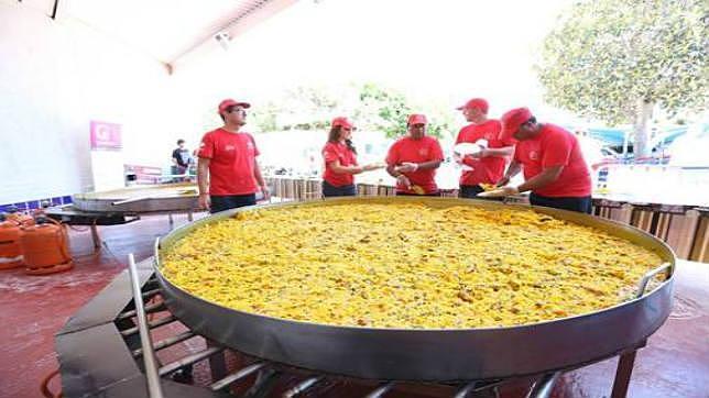 Carrefour reparte más de mil raciones de paella para recibir a la Vuelta