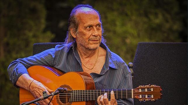La Bienal ensalza el genio de Paco de Lucía a través de centenares de guitarristas