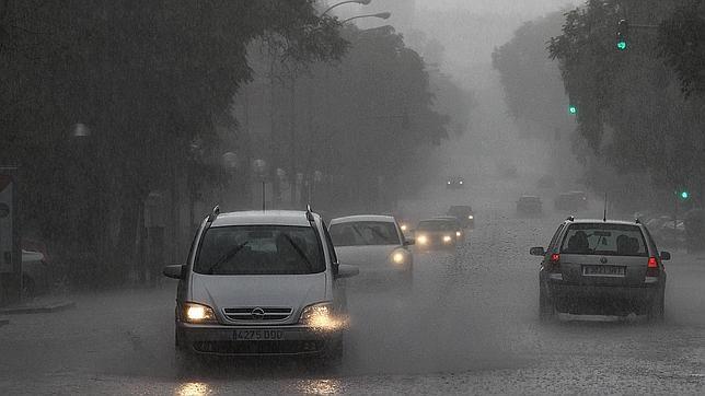 Más de 60 incidencias por inundaciones de sótanos y calles por una tormenta