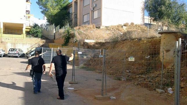 El muro de Jardín de Alcalá caído el 25 de diciembre sigue sin reconstruirse