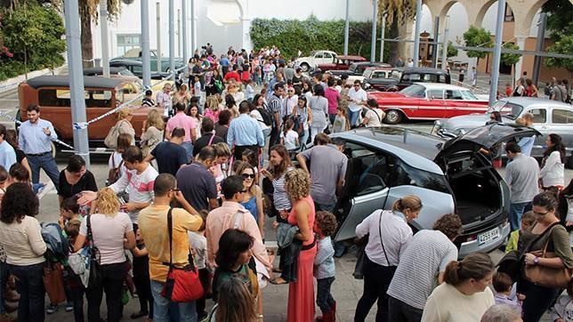 Tomares retrocede a la «Belle époque» con una exhibición de coches antiguos