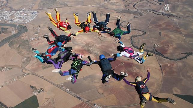 Salto de paracaidistas en grupo