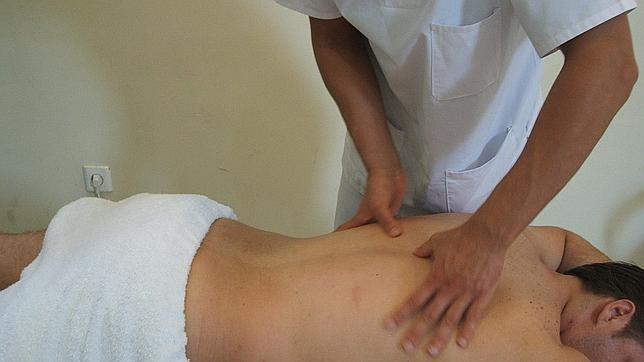 Un fisioterapeuta practica un masaje