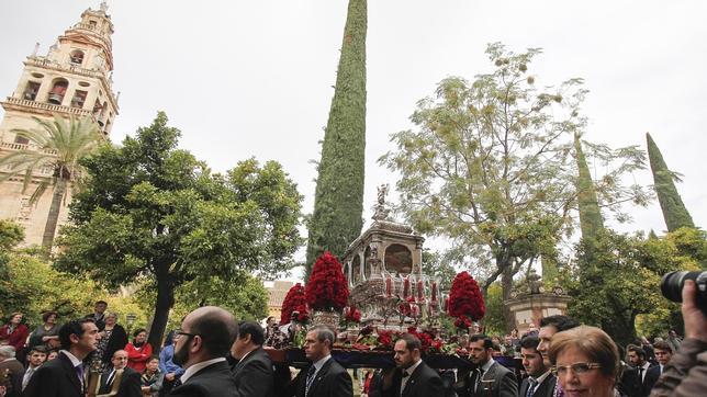 Decenas de fieles acompañan a los Santos Mártires en procesión hasta la Catedral