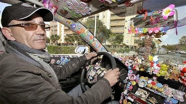 Obligan al taxista solidario de Sevilla a quitar la decoración de su coche