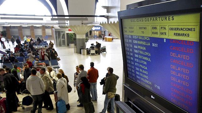 Desviados once vuelos con destino al aeropuerto de Sevilla por la niebla