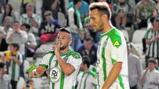 El delantero del Córdoba Nabil Ghilas vuelve al trabajo con el grupo