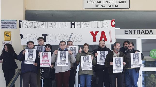 Los enfermos de hepatitis C abandonan su encierro y sacan la protesta a la calle