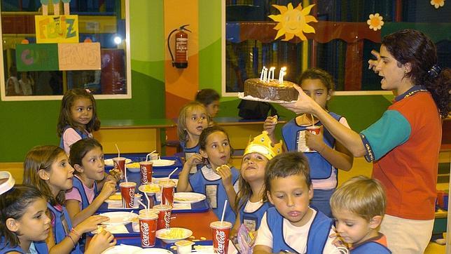 Un grupo de niños celebra un cumpleaños en las instalaciones de Chikipark