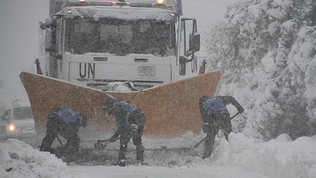 Zapadores de la Brimz X liberan una carretera cerrada por las intensas nevadas