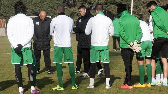 Djukic sigue sin poder aligerar la plantilla del Córdoba CF