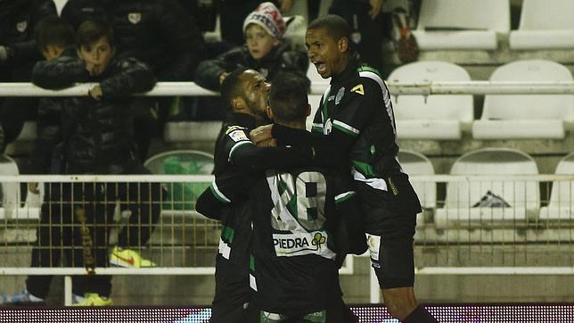 El Córdoba sale del descenso ante el Rayo (0-1)