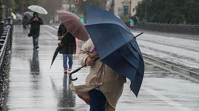 Alertas en Cádiz, Huelva y Málaga por viento, oleaje, lluvia y tormentas