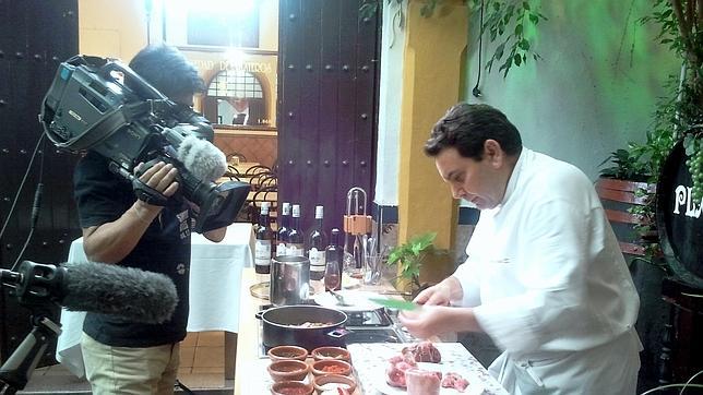 El cocinero de Taberna Plateros elabora en directo para una TV internacional el rabo de toro