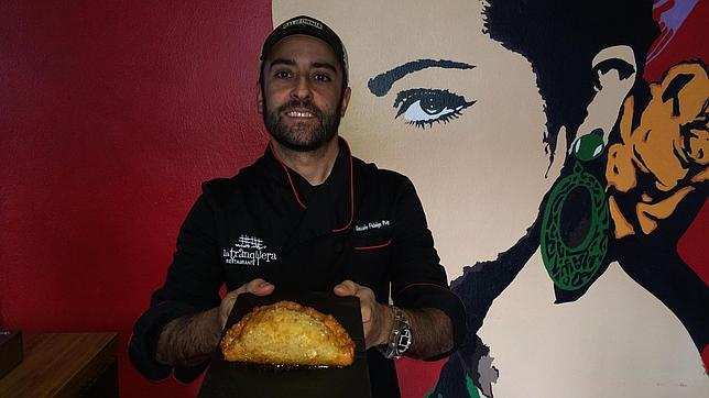 Gonzalo Fidalgo con su empanada de rabo de toro