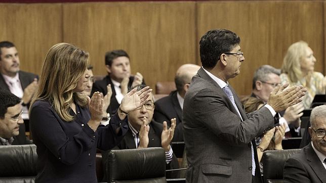 Susana Díaz y Valderas aplauden en el Parlamento andaluz