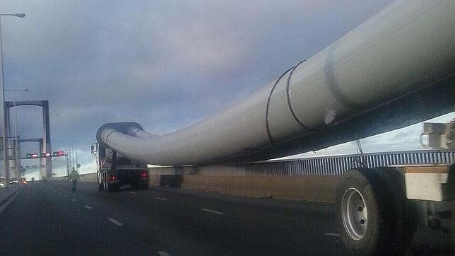 Colapso en el puente del Centenario al desplazarse la carga de un camión