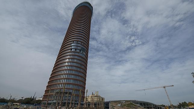 CaixaBank quiere rebautizar la Torre Pelli