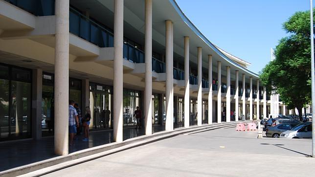 ¿Qué actividades pueden organizarse en los espacios de la biblioteca de Dos Hermanas?