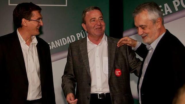 El concejal socialista en Roquetas de Mar, Juan Fernando Ortega (centro), en un acto junto al expresidente andaluz, José Antonio Griñán