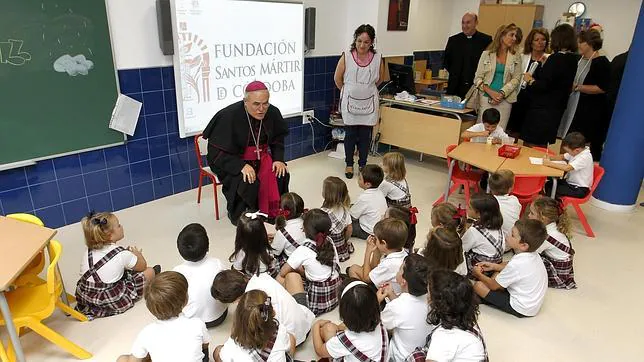 La Junta insta a los colegios a limitar las visitas del obispo de Córdoba